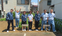 自社緑地を活用した畑と従業員