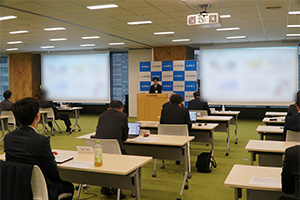 会議室で行われているプレゼンテーションの様子